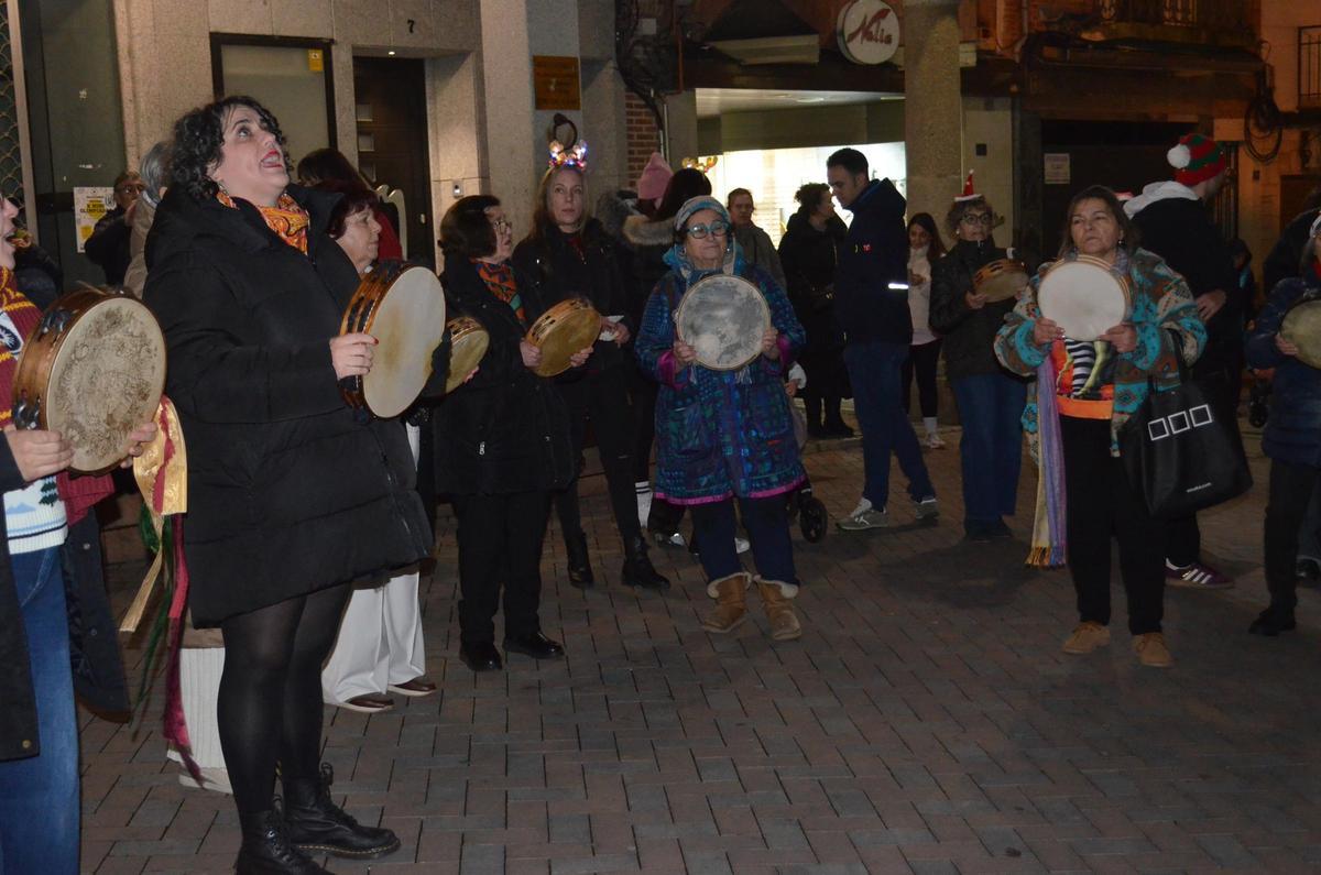 El pasacalles de folclore en Benavente, en imágenes