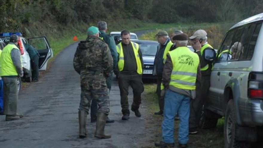 Compañeros de batida de Adrián Areán y la Guardia Civil, en el lugar del suceso.  // Bernabé/Javier Lalín