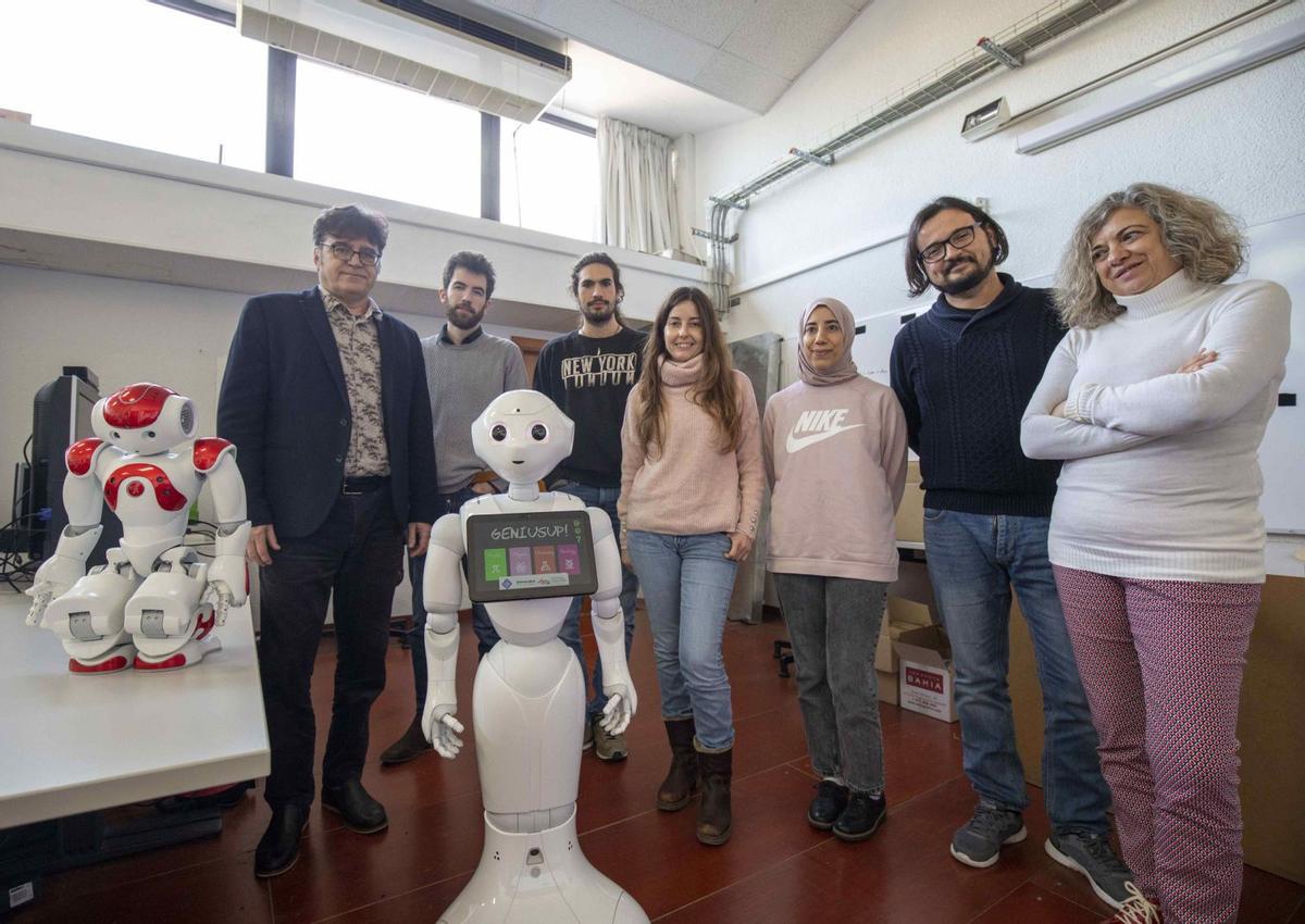 Francisco Perales, MiquelMiró, Xavier Gayà, SilviaRamis, Inés Sayed, VíctorBarrientos y FranciscaNegre, con Pepper y NAO. | GUILLEM BOSCH