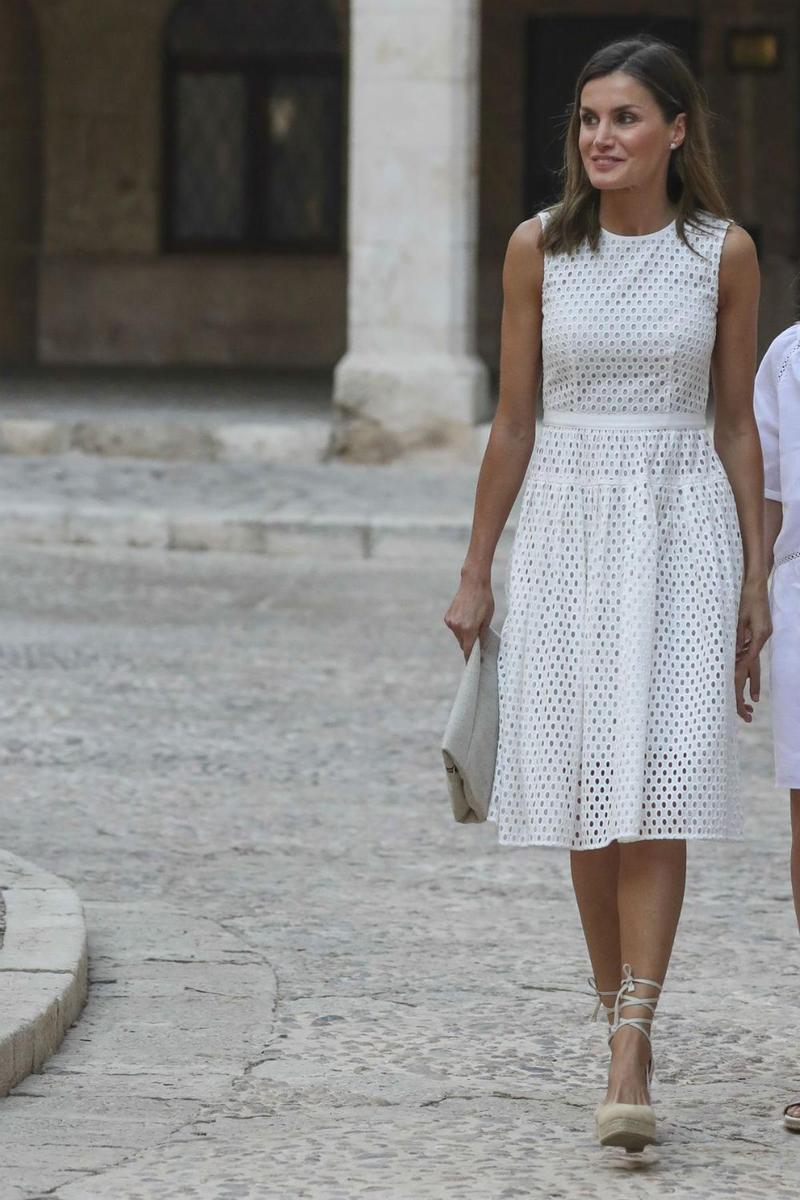 Letizia Ortiz con vestido blanco de Hugo Boss y sandalias de Mint&amp;Rose