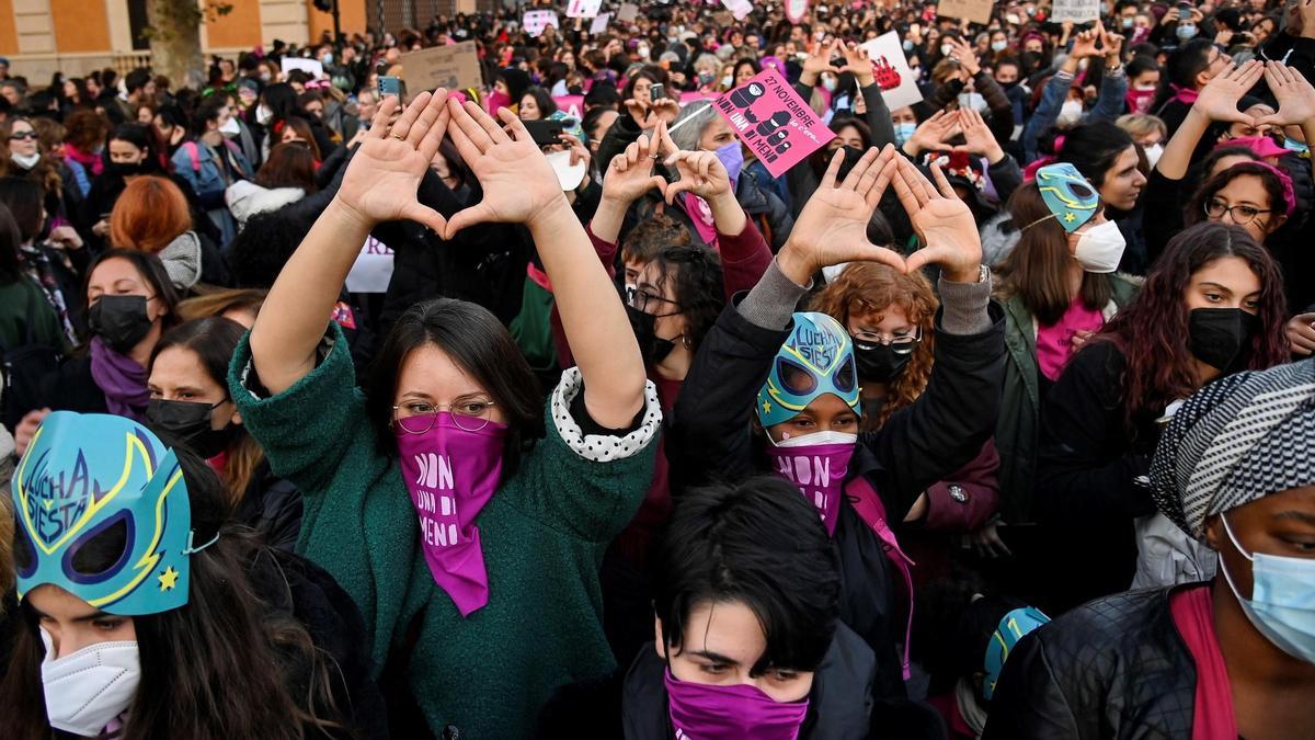 Mujeres marchan contra la violencia machista.