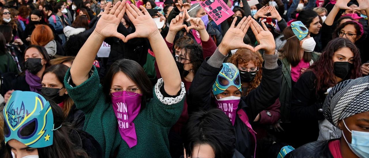 Miles de mujeres marchan contra la violencia machista.