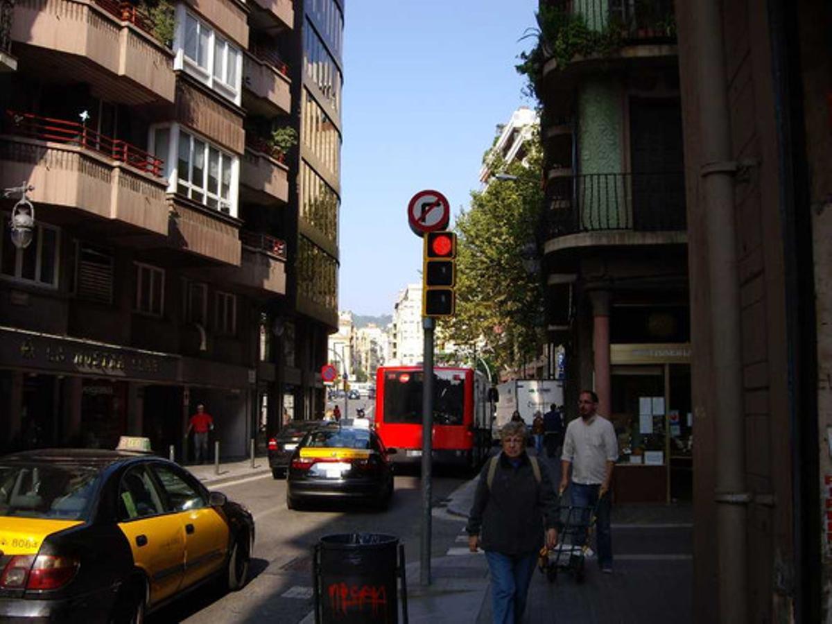 Senyals de trànsit molt petites. Dubto que aquests senyals de trànsit de joguina (inclosos els nous semàfors) que l’Ajuntament de Barcelona està col·locant per tota la ciutat tinguin les mesures mínimes exigibles. Les seves dimensions, almenys, no són gens còmodes ni per al conductor ni per al vianant. Tant els semàfors com els altres senyals cada cop són més petits, i a vegades no es llegeixen bé les indicacions que hi posen. Els que hi havia abans es veien millor.