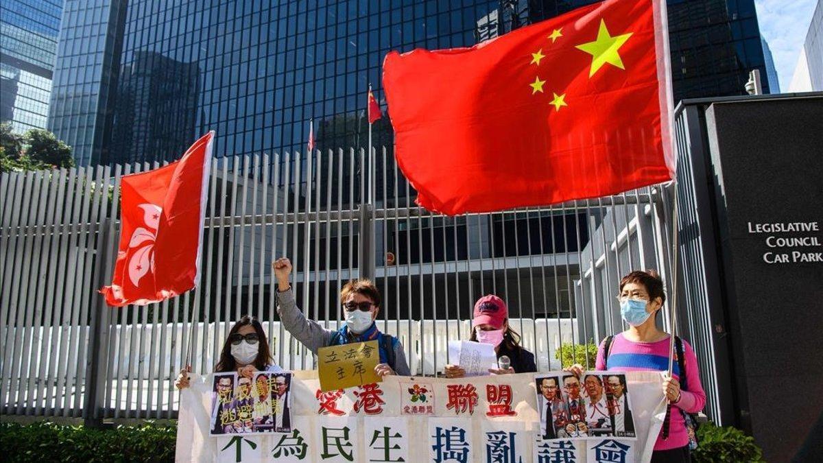 China expulsa a cuatro legisladores de la oposición del Parlamento hongkonés