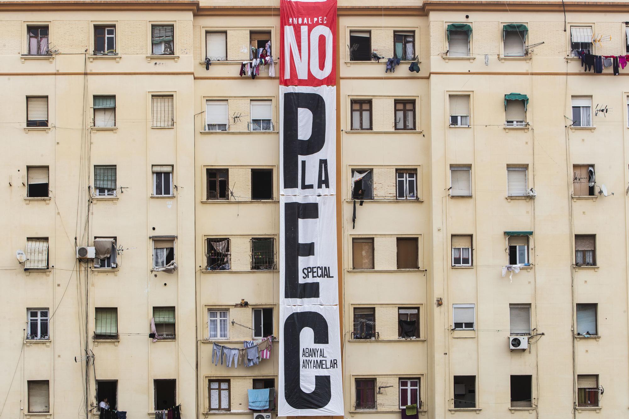 La llamativa protesta de vecinos del Cabanyal contra el PEC