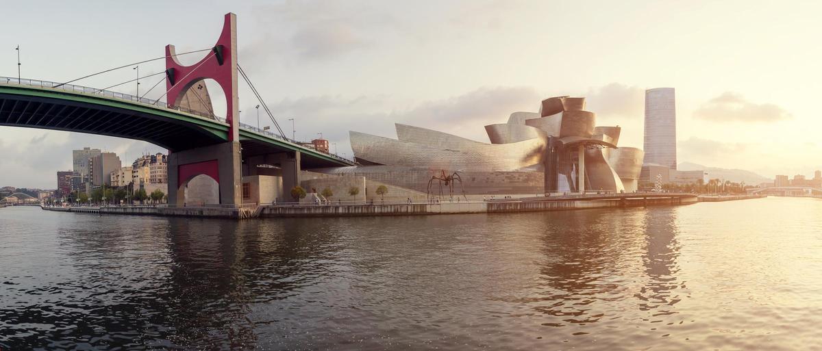 Puente, Museo Guggenheim Bilbao y Torre Iberdrola al atardecer