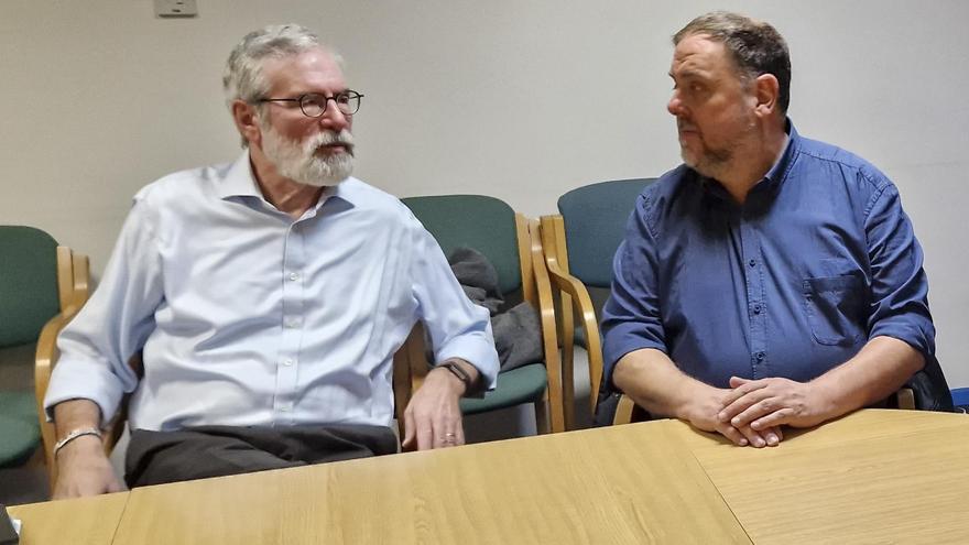 El exlíder del Sinn Féin Gerry Adams y el president de ERC, Oriol Junqueras.