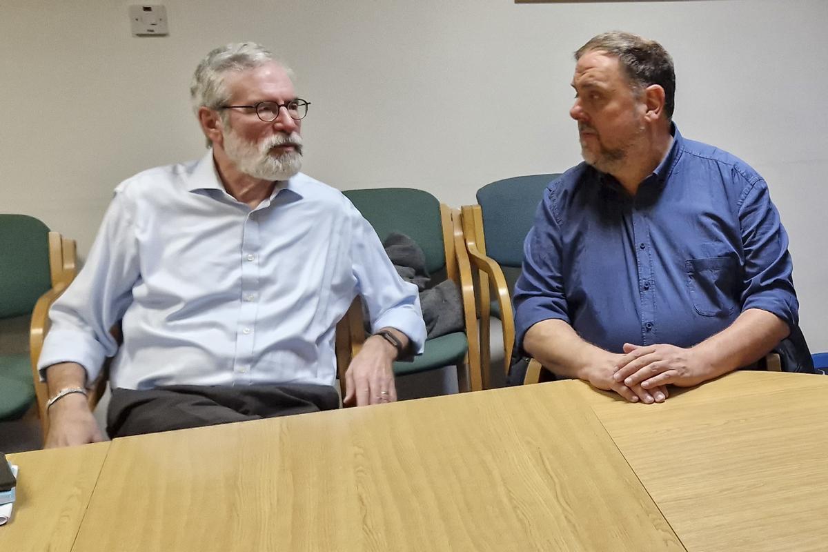El exlíder del Sinn Féin Gerry Adams y el president de ERC, Oriol Junqueras.