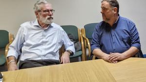 El exlíder del Sinn Féin Gerry Adams y el president de ERC, Oriol Junqueras.