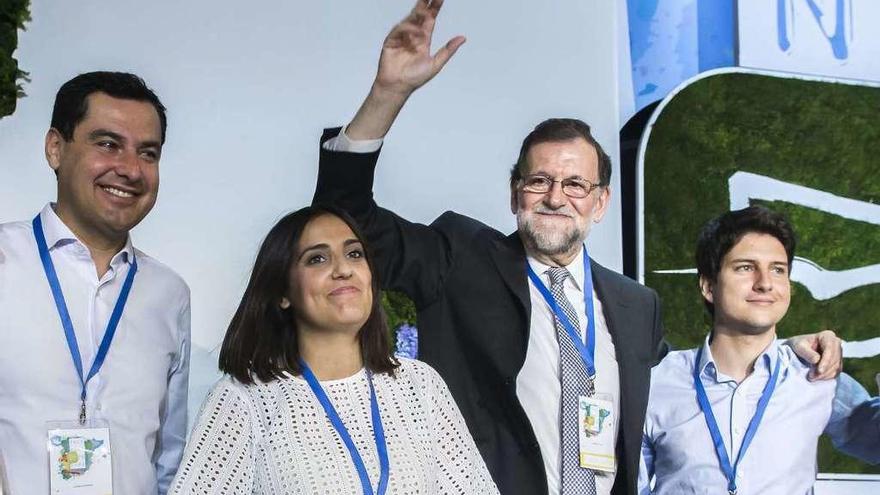 Rajoy (2d) saluda junto al líder del PP andaluz Juanma Moreno (i) en la inauguración, ayer, del congreso de NN GG en Sevilla, donde saldrá elegido el vigués Diego Gago (d) como líder de la organización juvenil en sustitución de Beatriz Jurado (en primer término). // Efe