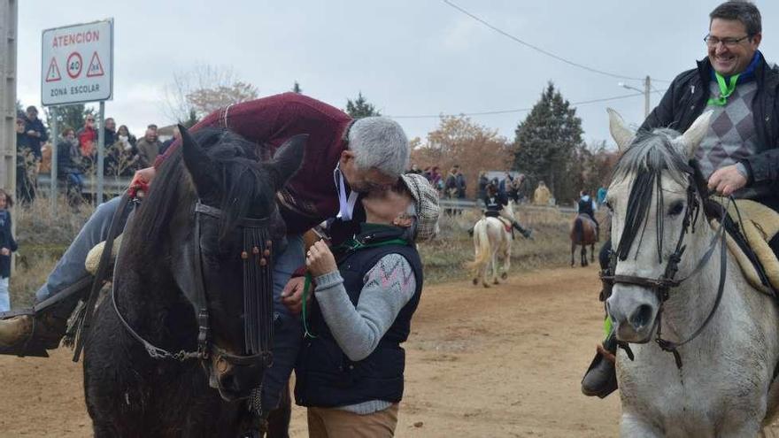 Desarrollo de la tradicional fiesta de cintas organizada en Belver de los Montes. A la derecha, uno de los participantes recibe el gesto de cariño por su actuación.