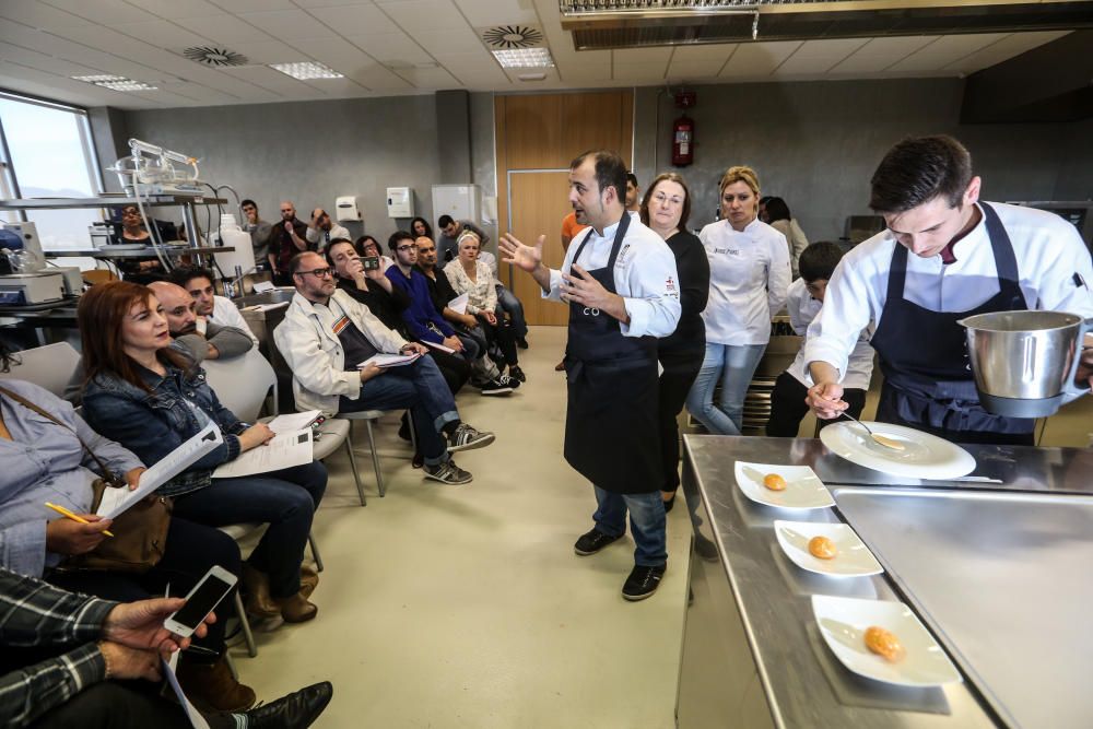 El estrella Michelín acerca a medio centenar de estudiantes y restauradores de la provincia las nuevas técnicas de la cocina molecular