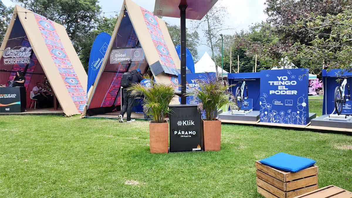 Espacio de generación de energía solar en un festival de música.