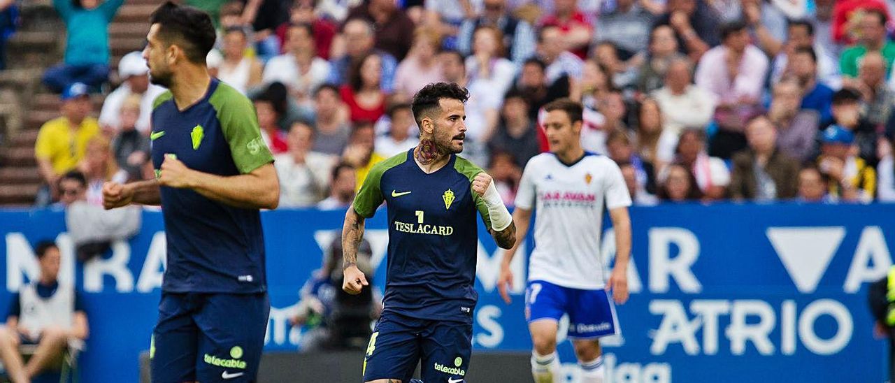 Rubén García celebra el gol del Sporting, con Álex Pérez en primer término y Lasure al fondo.