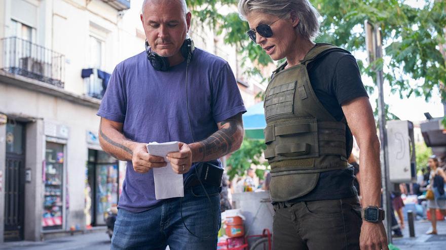 El director Tim Miller, con Linda Hamilton, en un momento del rodaje de «Terminator: Dark Fate».