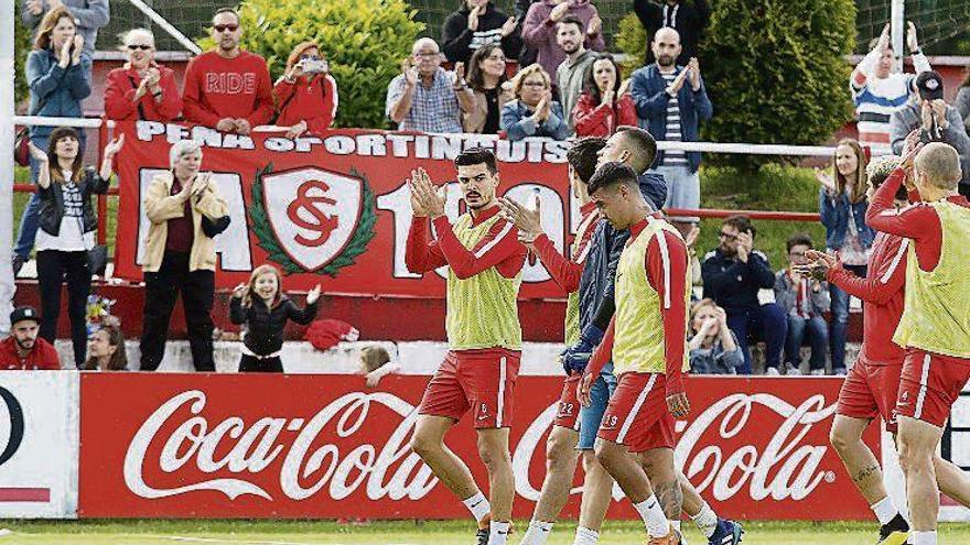 Los jugadores aplauden a los aficionados al término del entrenamiento.