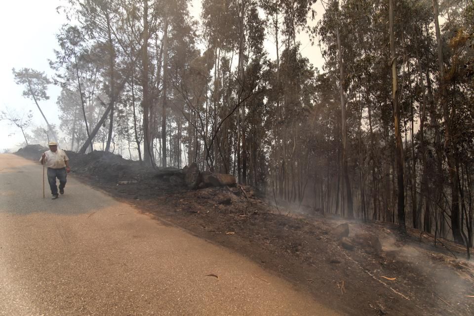 El fuego avanza descontrolado en Arbo y amenaza viviendas