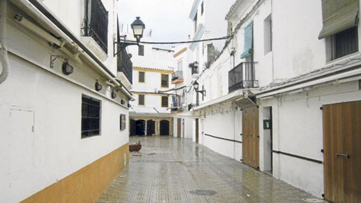 Al fons de la foto la plaça de José Pidal. Quan en la transició democràtica recuperà el nom tradicional de plaça de la Tertúlia, quedà el carrer de José Pidal al tram que va des de la plaça al carrer de Lluís Tur i Palau.