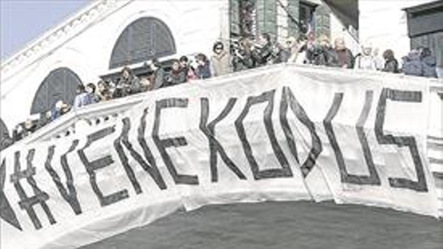 Venecia protesta contra la invasión del turismo masivo