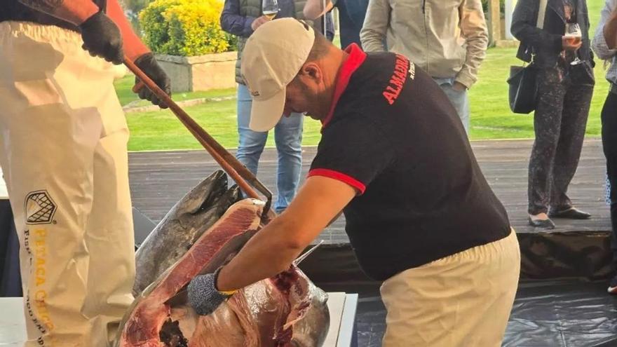 Organizan un ronqueo de atún rojo en la plaza de abastos de Vilagarcía