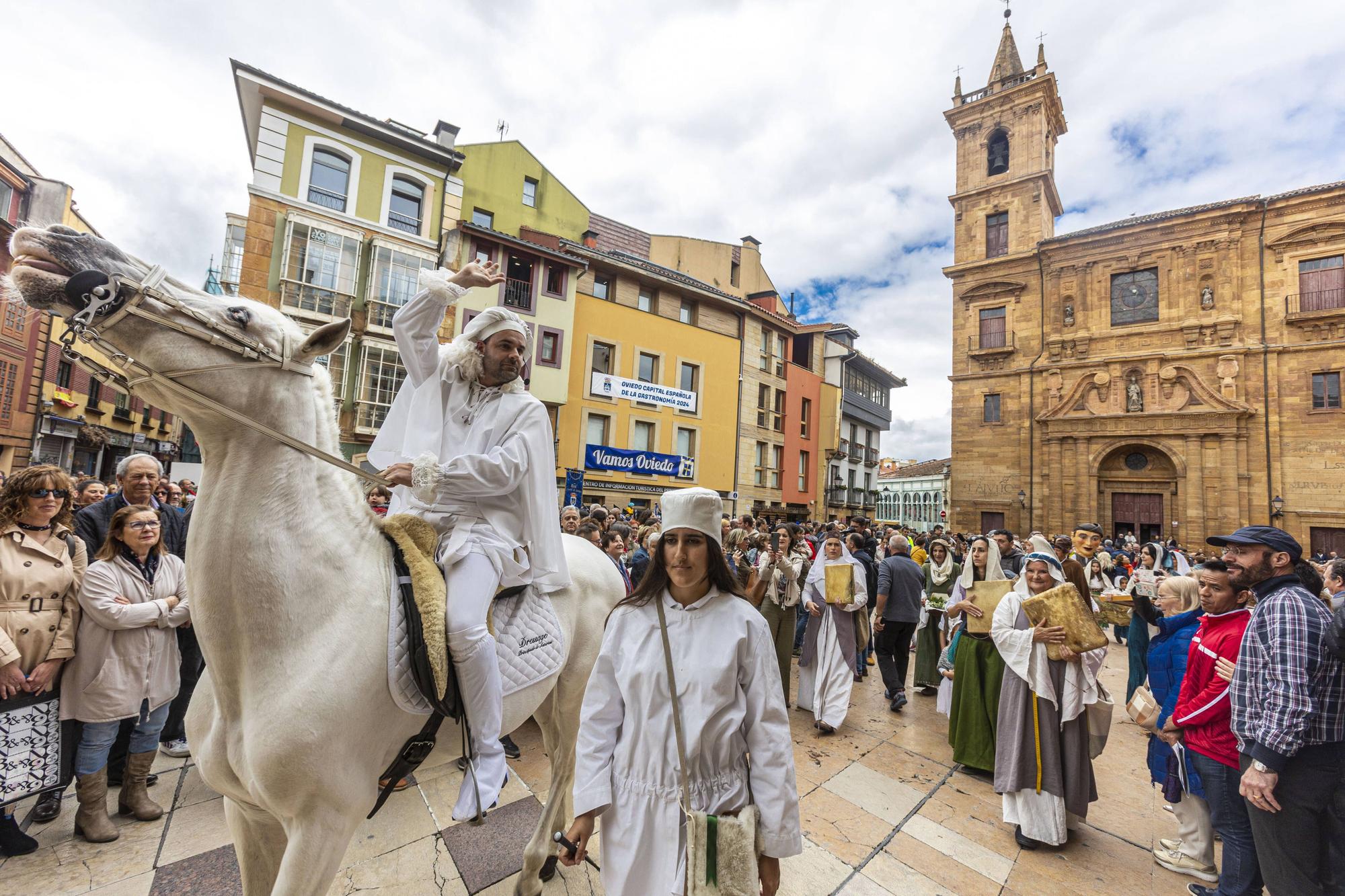 En imágenes | Cabalgata del Heraldo por las calles de Oviedo