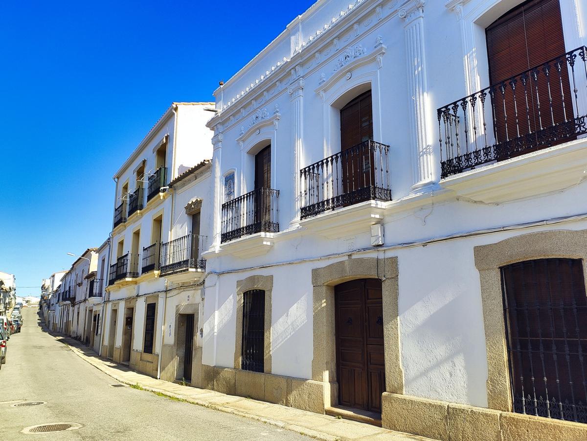 Una calle del núcleo urbano de Malpartida de Cáceres