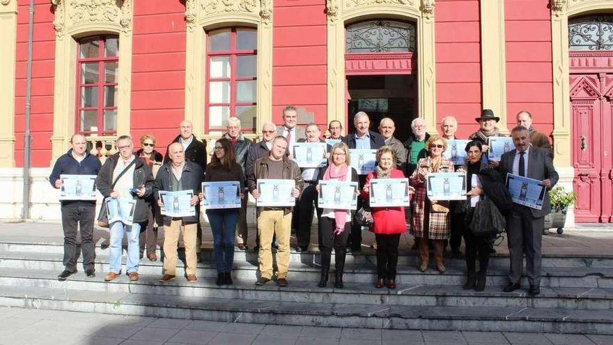 Foto de familia de los participantes en las jornadas de teatro por las parroquias.