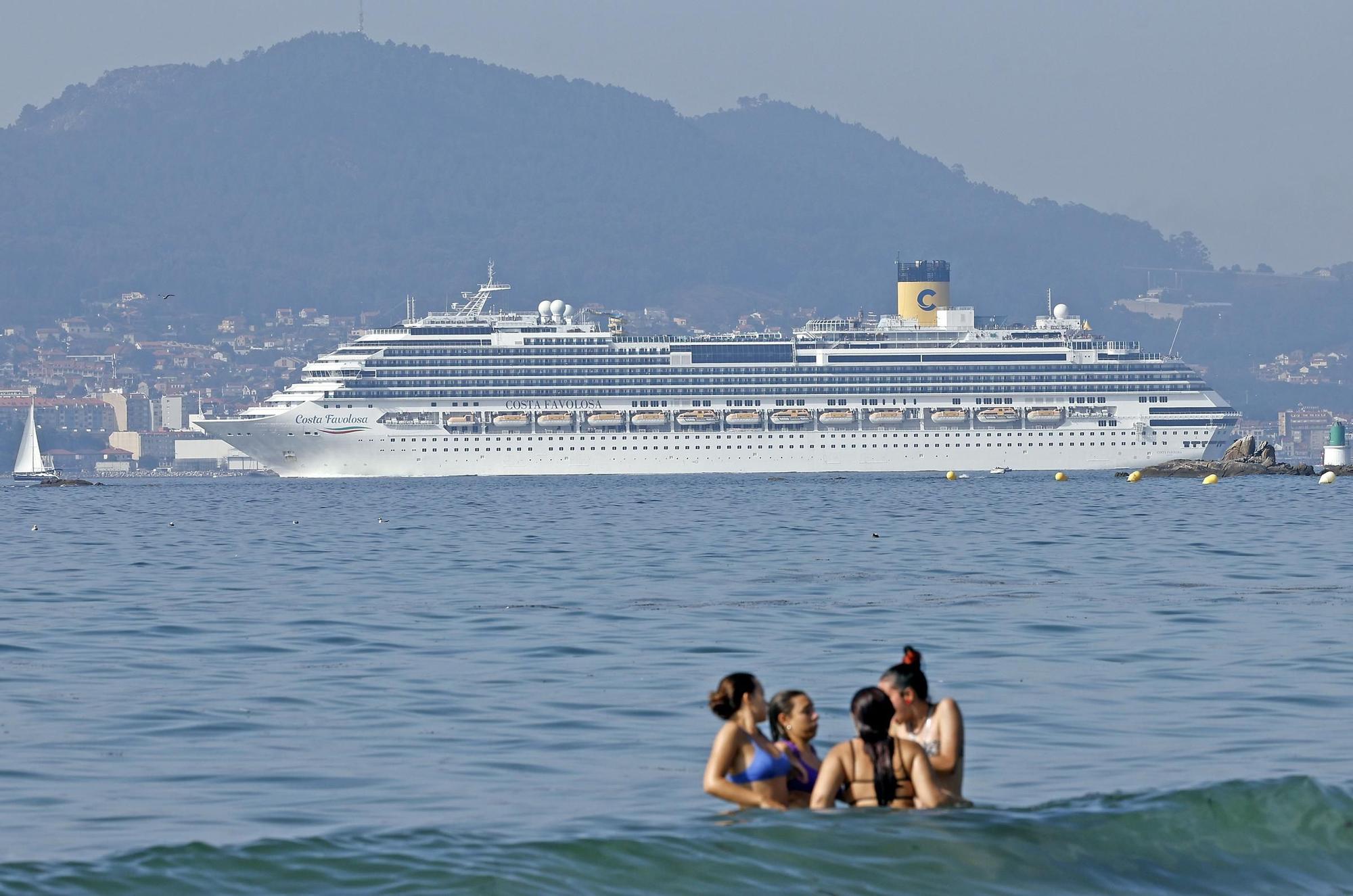 Visitantes y cruceristas del Island Sky y Costa Favolosa animan un Vigo soleado
