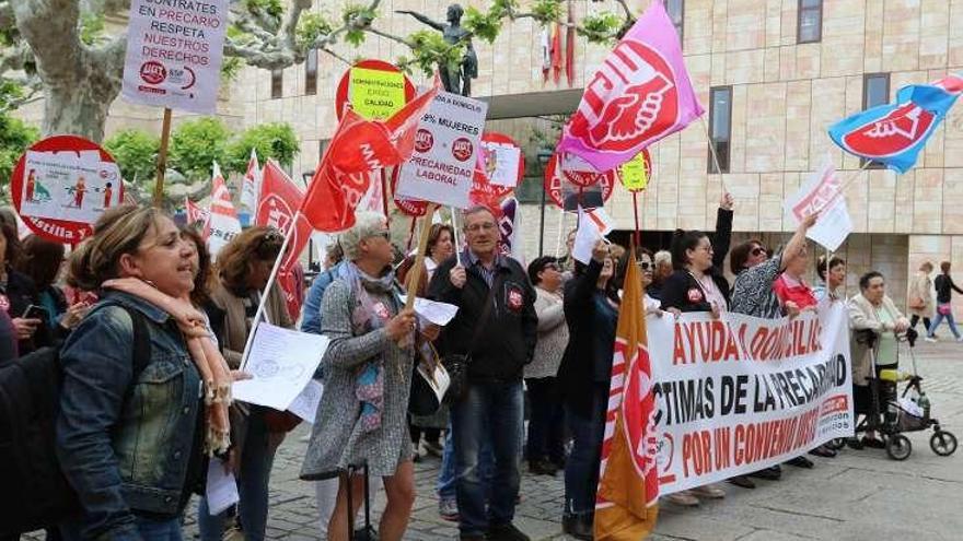 Las trabajadoras de ayuda a domicilio exigen mejoras en el convenio