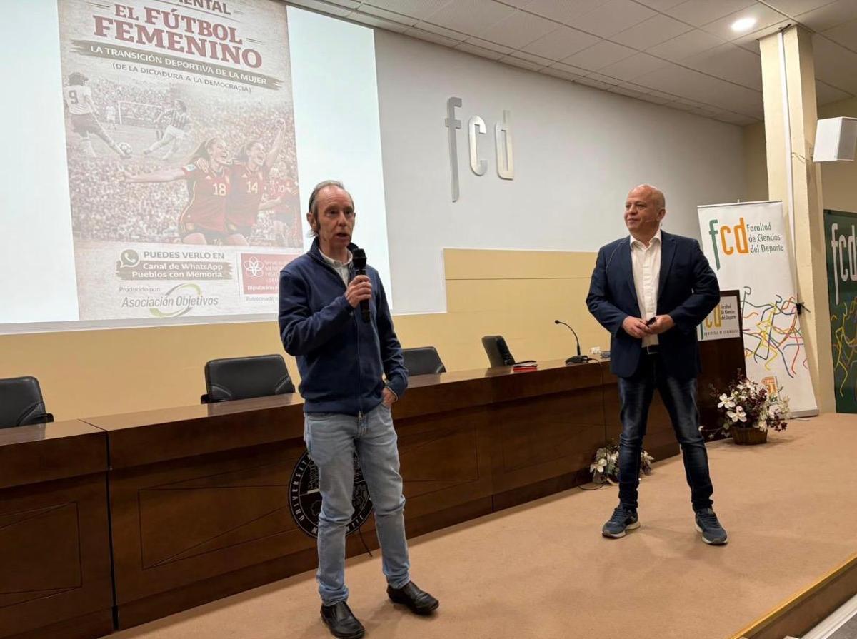 Fernando Ayala y Santos Jorna durante una jornada sobre la historia del fútbol femenino.