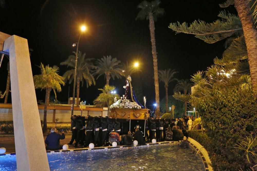 Algunas de las imágenes decanas de la Semana Santa se acercaron al mar y los paseos en Martes Santo