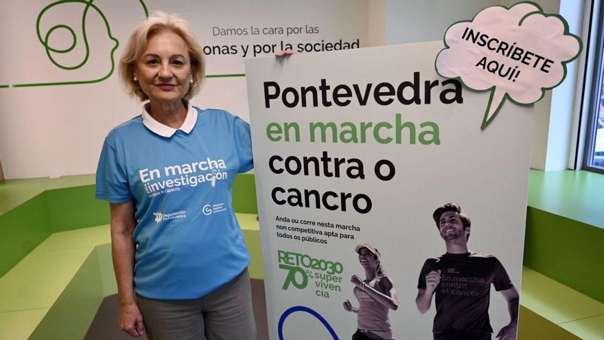 La presidenta de la AECC Pontevedra promociona la carrera solidaria con la camiseta puesta.