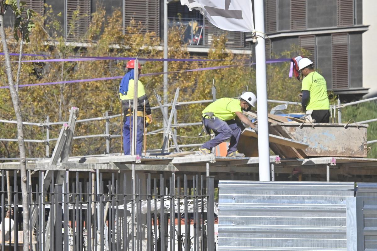 Un momento de trabajo en uno de los edificios en construcción ubicados en la capital de la Plana, este lunes