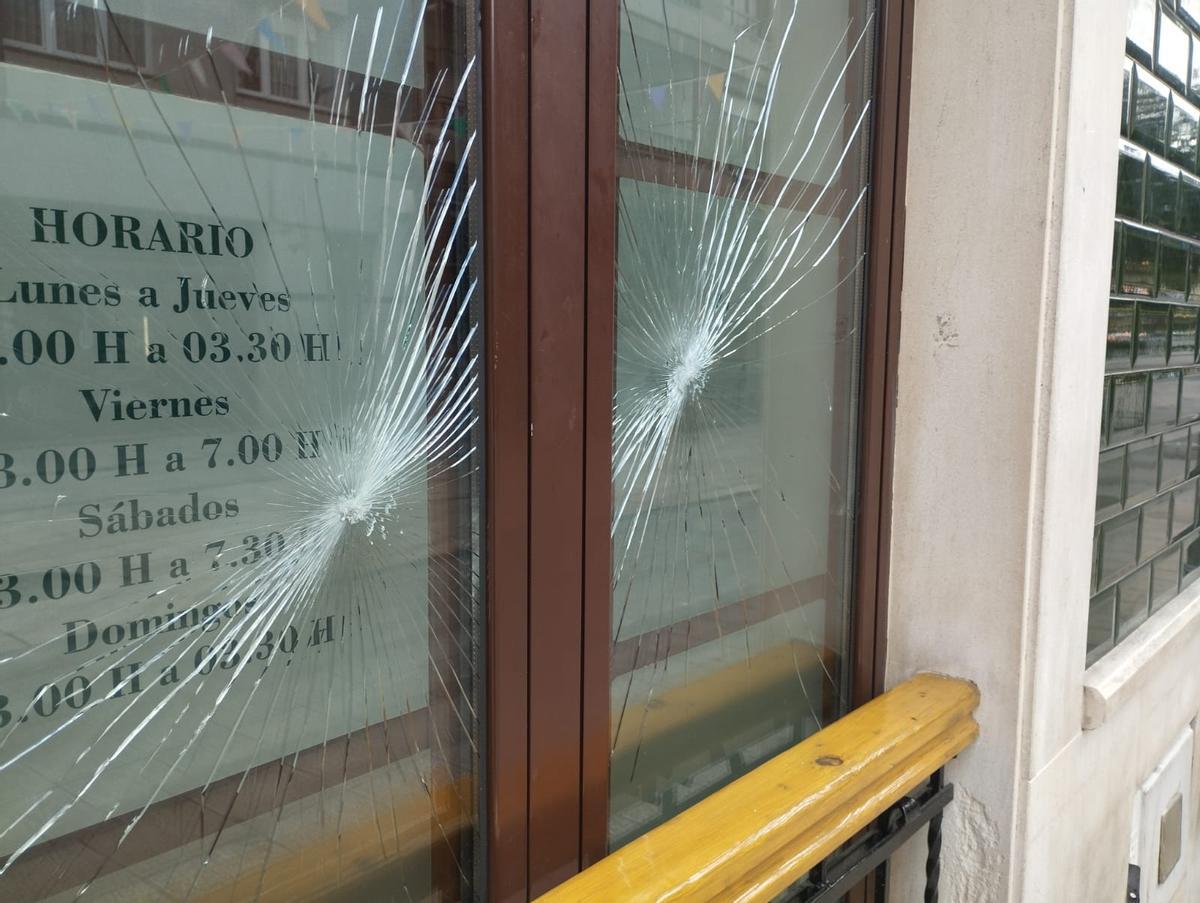 Estado de los cristales del local atacado.