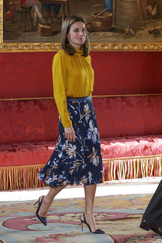 Letizia Ortiz con falda de Hugo Boss y blusa color mostaza ¡