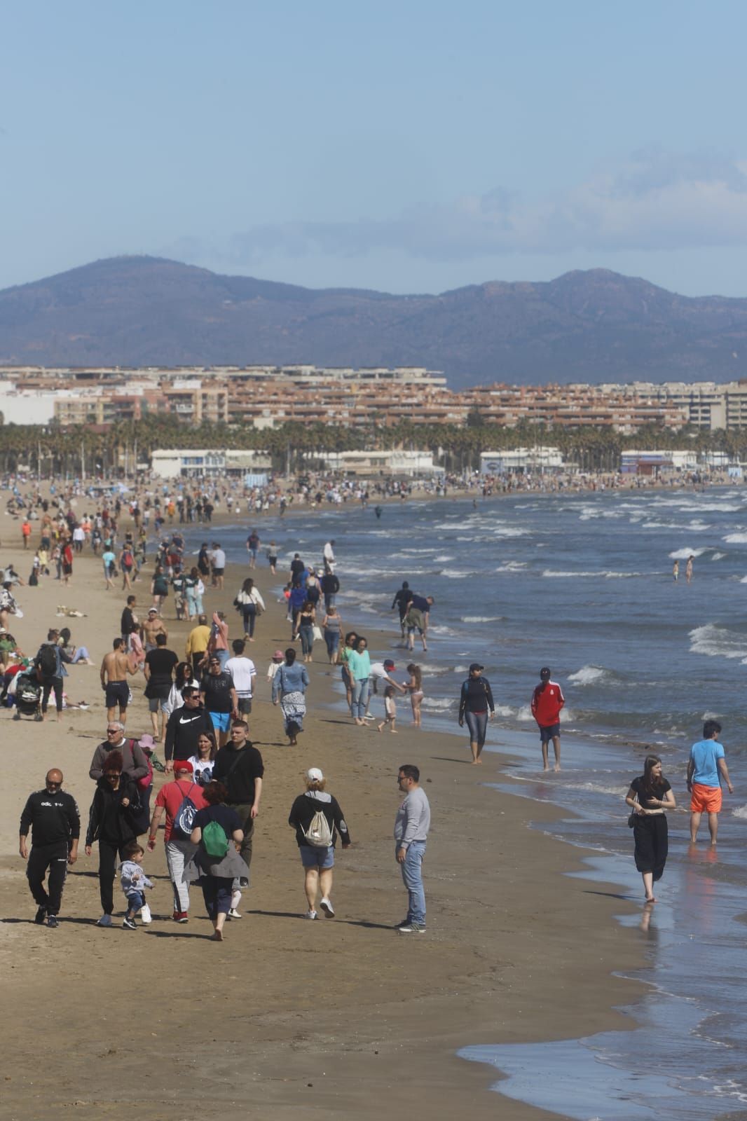 Playas llenas gracias al sol y al calor de este Domingo de Ramos