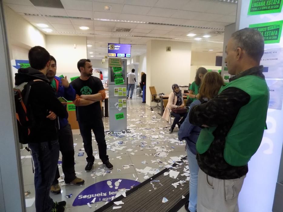 La PAHC ocupa el BBVA del carrer d'Àngel Guimerà