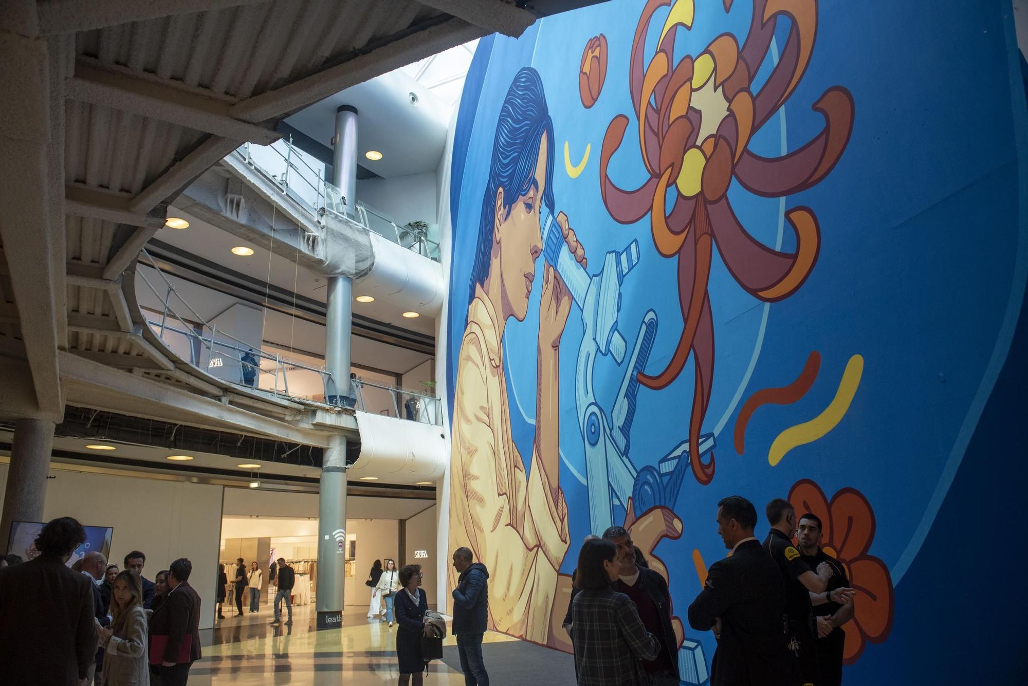 Un mural de Lidia Cao rinde homenaje a las mujeres científicas en Marineda City