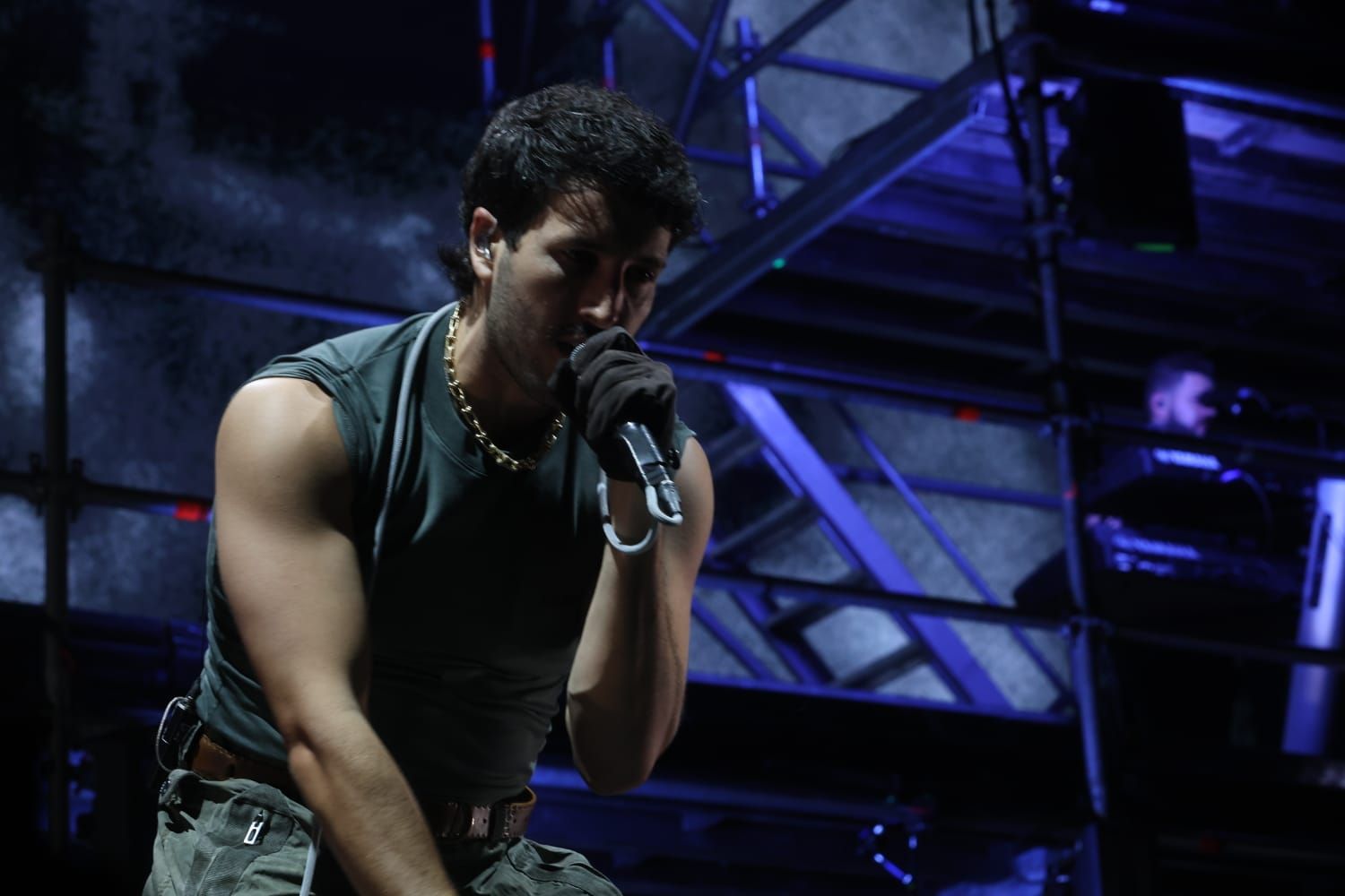 Sebastián Yatra se funde con el público y sus 'Tacones Rojos' pone en pie al Roig Arena