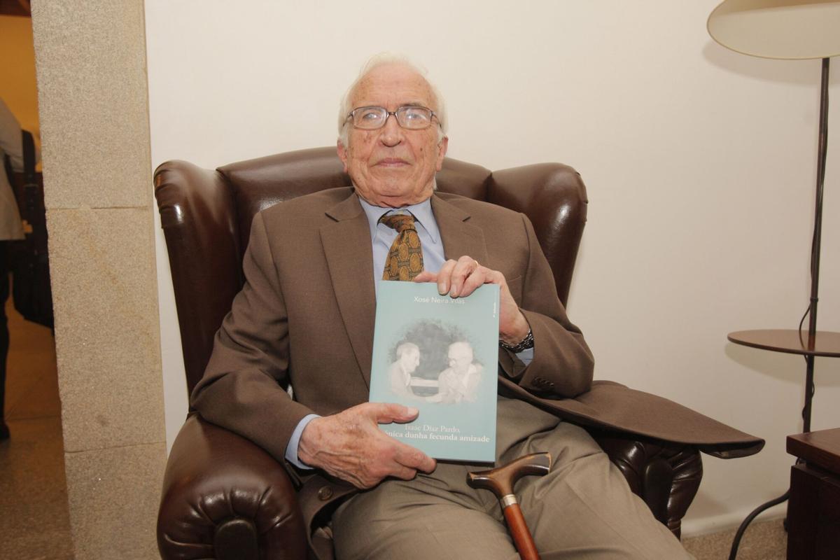 PRESENTACION DEL LIBRO DE XOSE NEIRA VILAS " ISAAC DIAZ PARDO. CRONICA DE UNA FECUNDA AMIZADE " EN SANTIAGO.  EL AUTOR POSA CON EL LIBRO.. LITERATURA. VOLUMEN. EPISTOLARIO. CARTAS.