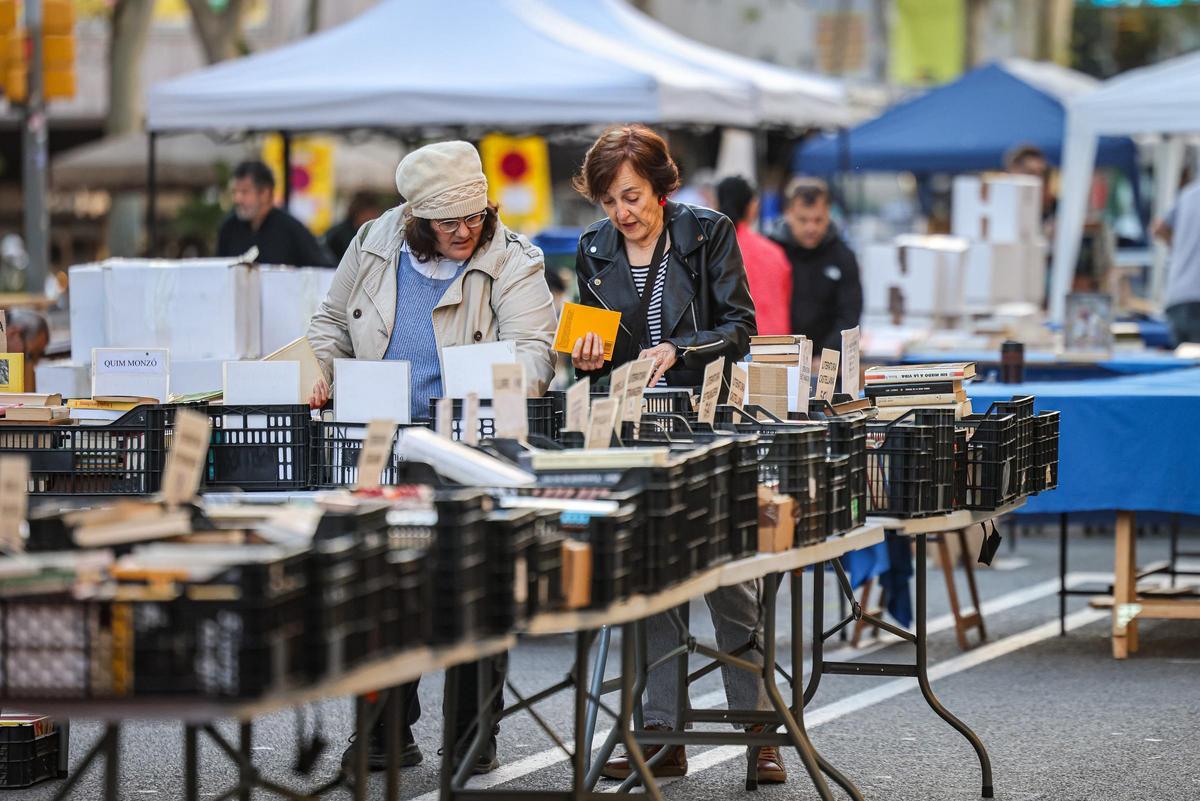 Preparativos de paradas de libros en Barcelona.