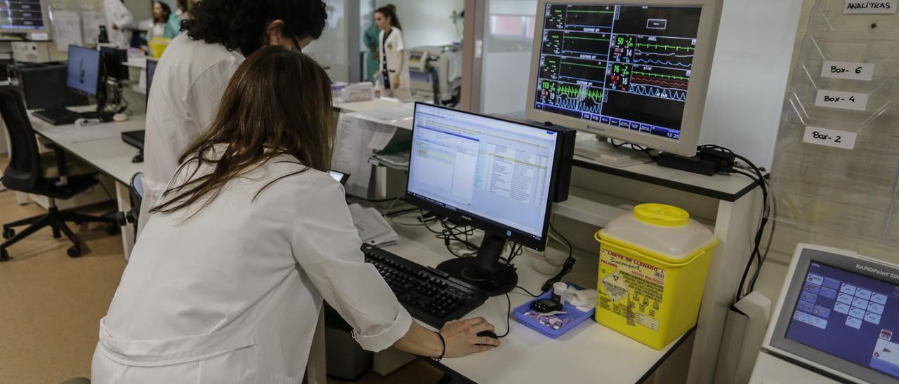 Una imagen de archivo de la UCI en el hospital Universitario de Cáceres, en una fotografía de archivo.