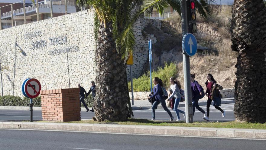 Alumnos del colegio Teresianas cruzando la avenida de Dénia