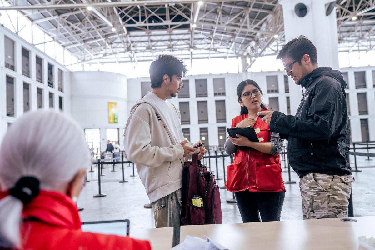 Primer día de asesoramiento para la regularización extraordinaria en la Fira de Montjuïc