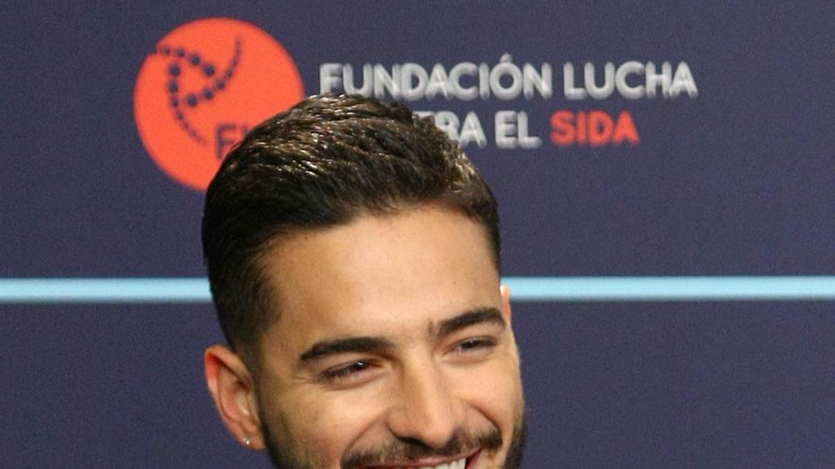 Maluma no consigue engañarnos con un libro