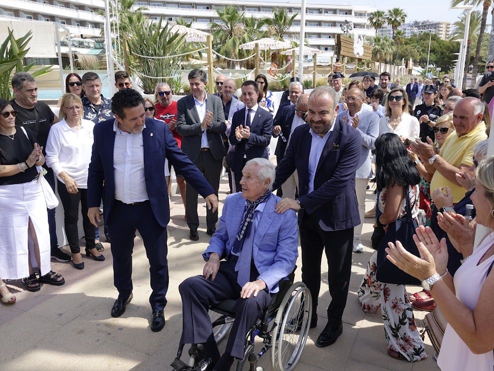 Así ha sido el 'bautizo' del paseo marítimo de Magaluf con el nombre de Gabriel Escarrer Julià