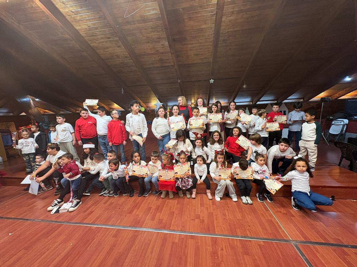 Foto de grupo de los participantes de décimo concurso de dibujo navideño.