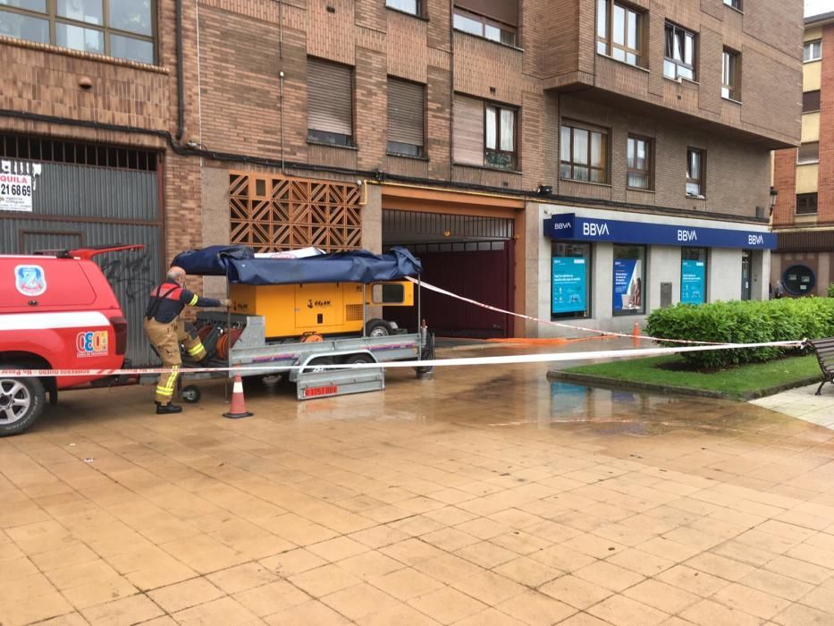 Una tromba de agua anega garajes de Oviedo