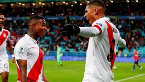 El capitán de Perú Paolo Guerrero anotó el tercer gol de su selección.