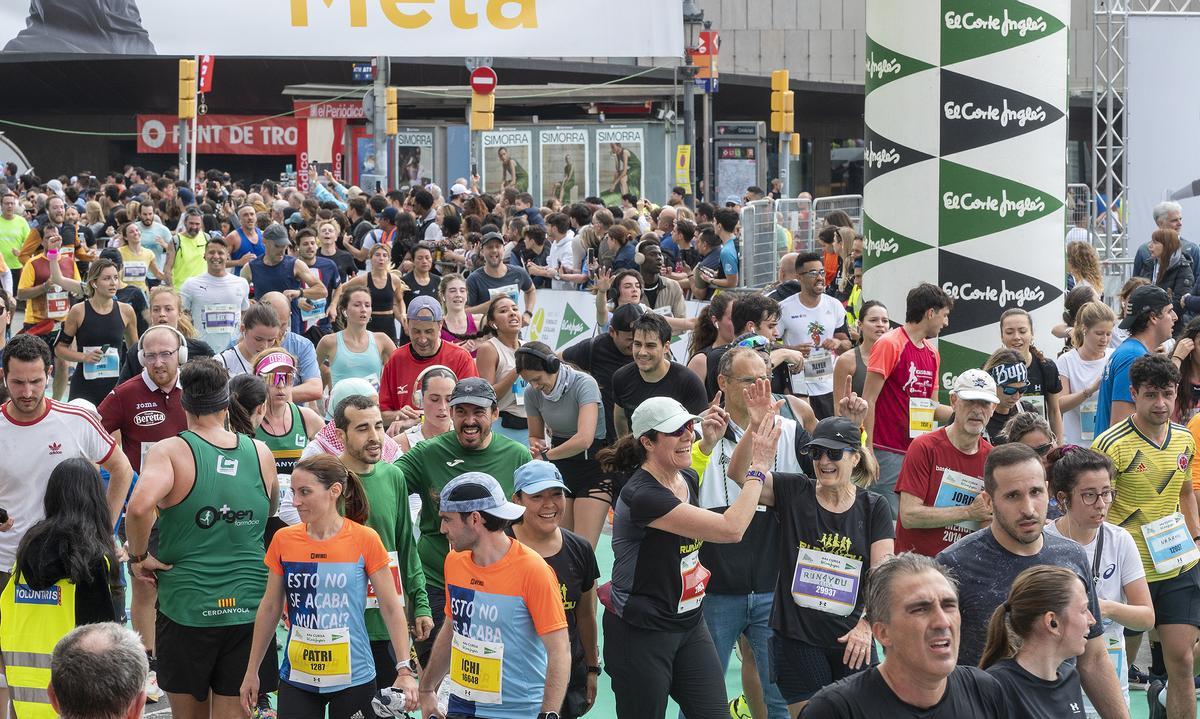 Los participantes finalizando en plaça Catalunya su recorrido de 10 km durante la 44 edición de la Cursa de El Corte Inglés